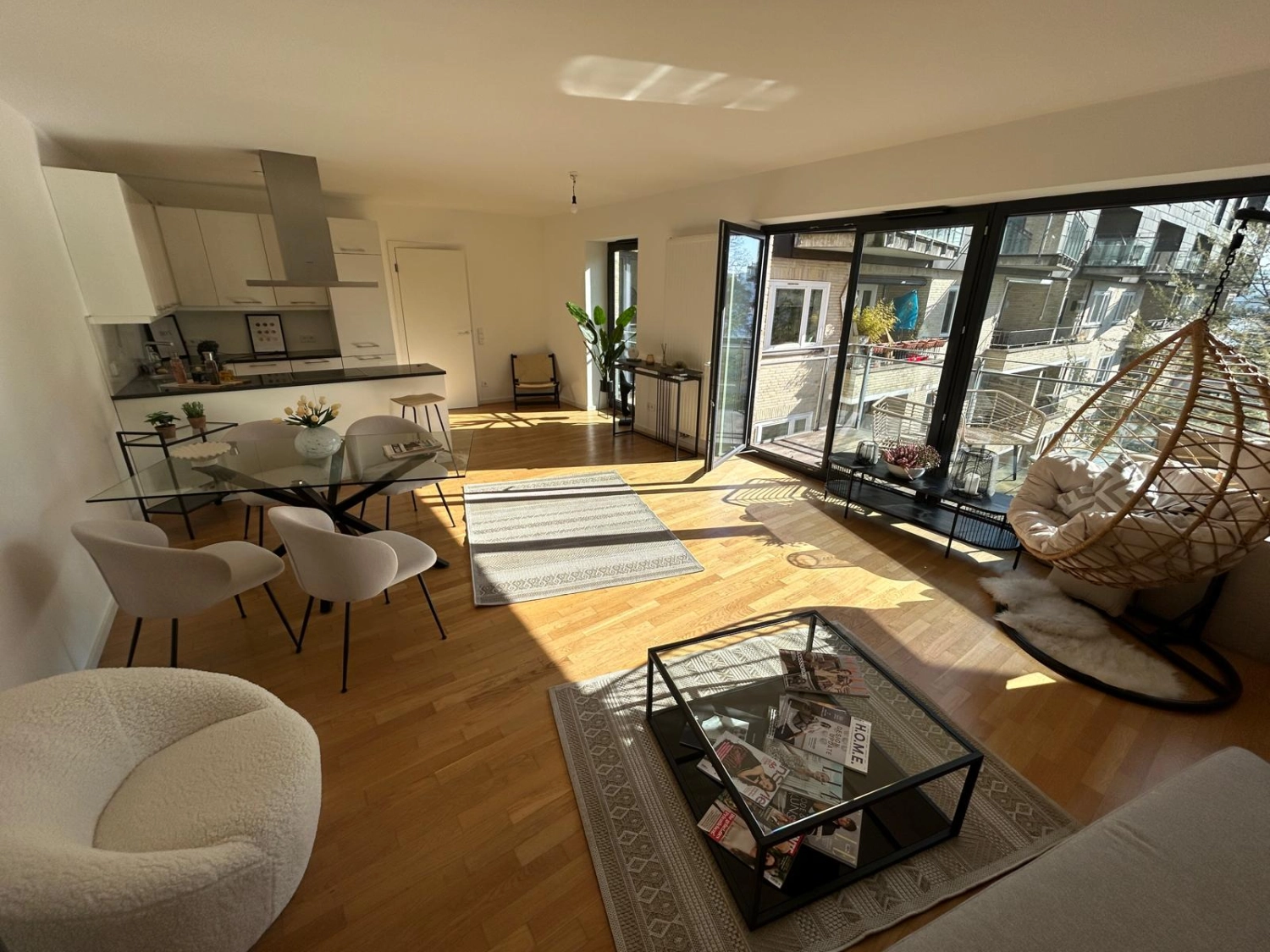 Abel&Baghai Immobilier - Moderne 2-Zimmer-Wohnung, offene Küche und Wohnzimmer mit Essbereich