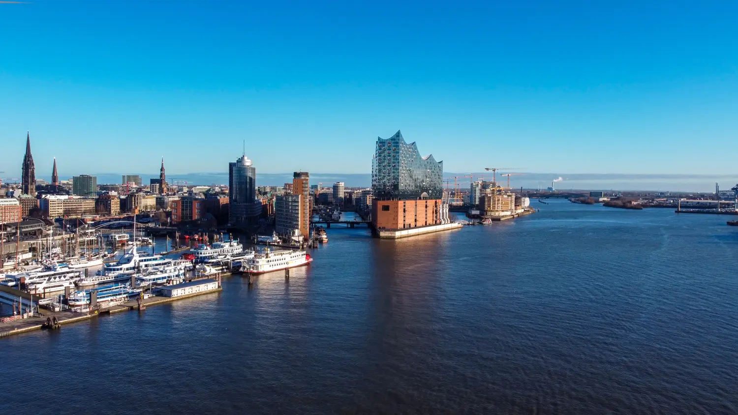 Hamburger Hafen an einem sonnigen Tag - Luftaufnahme