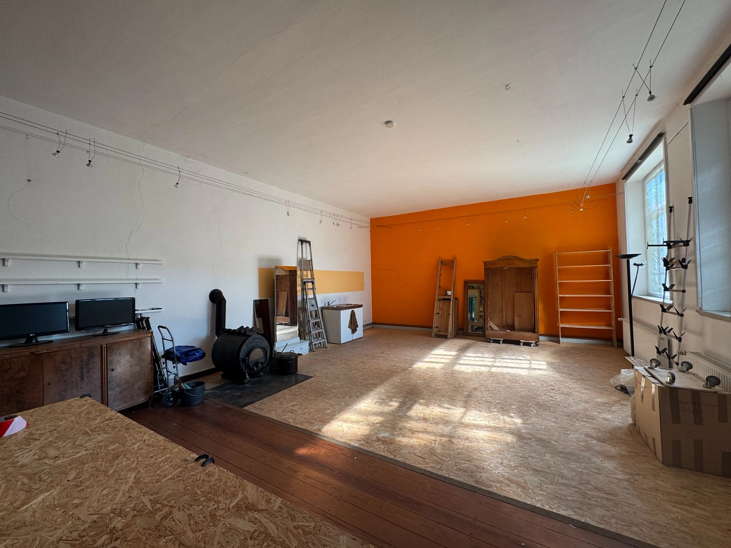 Abel & Baghai Immobilien – Ehemalige Dorfschule im Künstlerdorf Barnitz – Inspirierendes Liebhaberobjekt mit Atelierflächen, großem Grundstück und zusätzlichem Baupotenzial