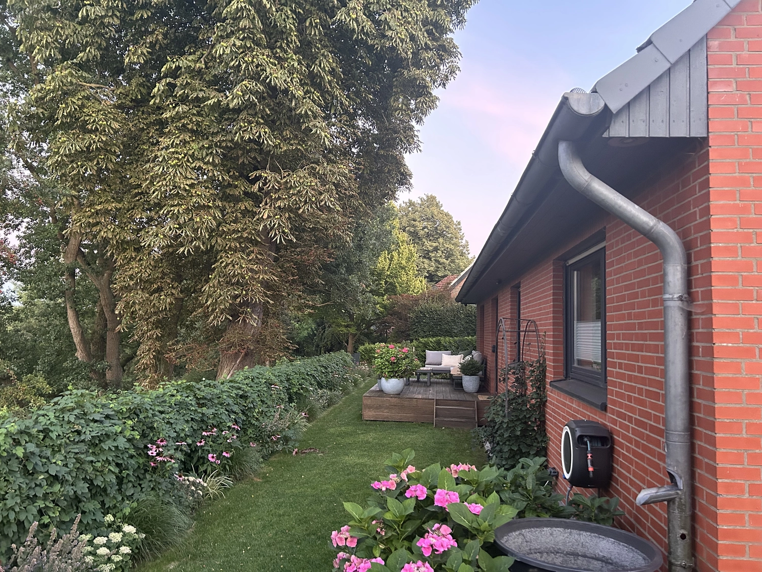 Abel & Baghai Immobilien – Modernes Einfamilienhaus in ruhiger Sackgassenlage – stilvoll wohnen mit Blick ins Grüne